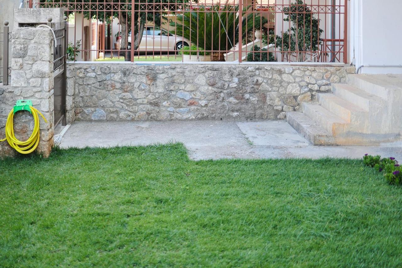 Μικρό Διαμέρισμα Της Αγγελικής Με Αυλή Και Parking Kalamata Exterior photo